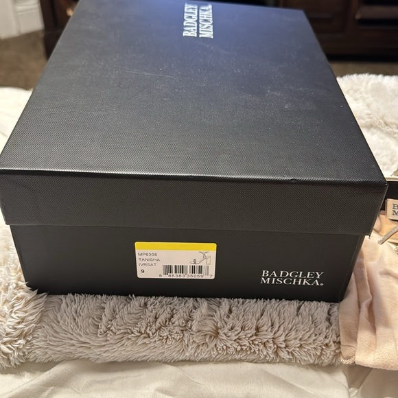 Badgley Mischka size 9 block heel - Picture 4 of 4